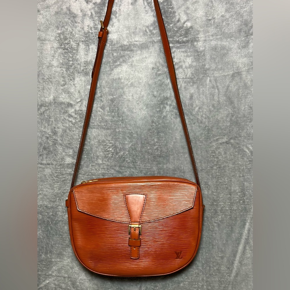 LOUIS VITTON EPI Jeune Fille Epi  Crossbody in Kenyan Fawn color